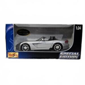 Maisto Special Edition 1:24 Scale 2003 Dodge Viper SRT-10 Convertible / Silver